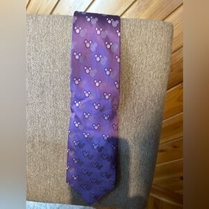 Walt Disney World, Disneyland Resort men’s tie. Good used condition.